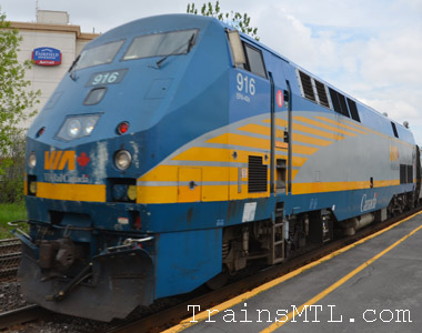 Locomotive VIA916 left side / coté gauche